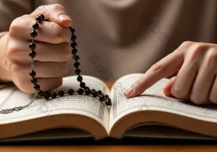 hands-holding-rosary-and-reading-holy-book-in-prayer_16403657 bacaan, ekaristi, Harian, homili, injil, Katolik, misa, Perayaan, renungan