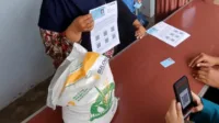 ilustrasi-penyaluran-bansos-beras-instagram-at-desagagaksipat-XDv6K bansos, bantuan, beras, blt, BPNT, cair, cara, cek, desil, DTKS, DTSEN, jadwal, Kemensos, kesra, KPM, ktp, nik, Pangan, Penerima, Perlinsos, PKH, Sembako, Tanda, tunai