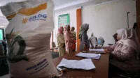 jibi_21052024-bi-arf-22-bantuan-beras-5_20240521043210485_1777896704 bansos, bantuan, beras, blt, BPNT, cair, cara, cek, desil, DTKS, DTSEN, jadwal, Kemensos, kesra, KPM, ktp, nik, Pangan, Penerima, Perlinsos, PKH, Sembako, Tanda, tunai