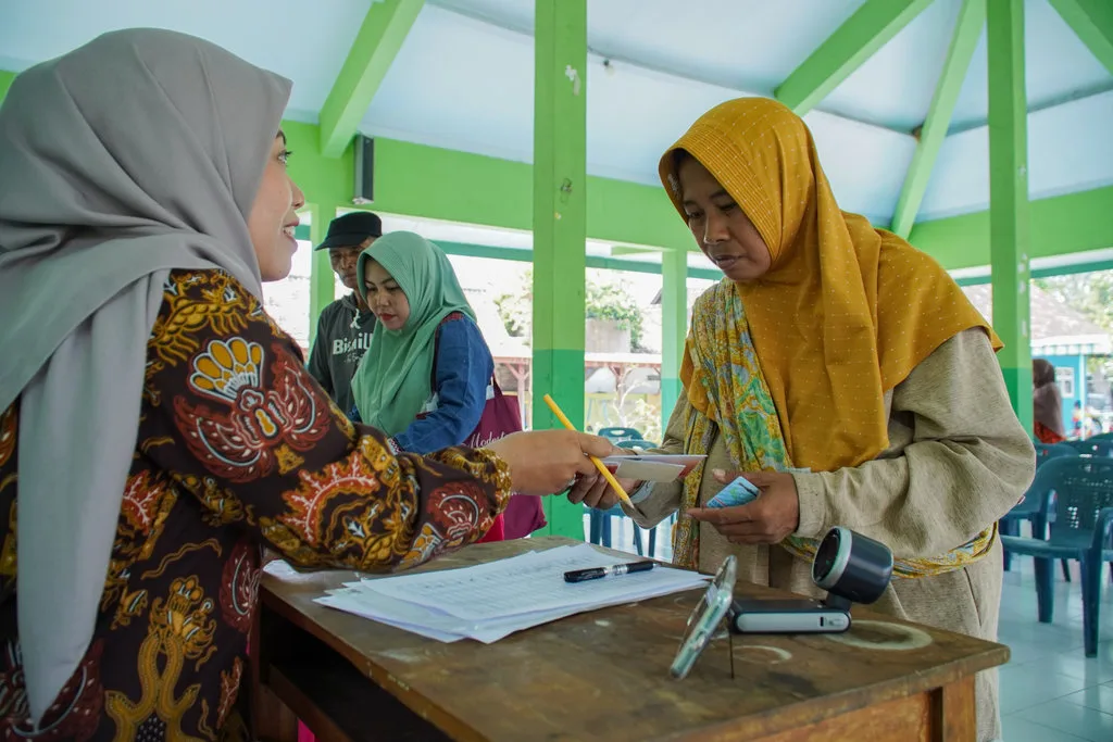 antarafoto-penyaluran-bansos-pkh-di-lumajang-1758787134_4501 bansos, bantuan, blt, BPNT, cair, cara, cek, desil, DTKS, DTSEN, jadwal, Kemensos, kesra, KPM, ktp, nik, Pangan, Penerima, Perlinsos, PKH, Sembako, Tanda, tunai