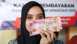 penyerahan-bsu-di-kantor-pos_169 2026, bansos, bantuan, BPJS, BPNT, BSU, cair, cara, Jaminan Kesehatan Nasional, jkn, Karyawan, Kemnaker, Kesehatan, ketenagakerjaan, pbi, Pegawai, subsidi, syarat, Upah