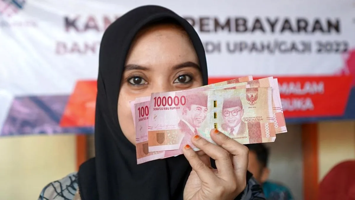 penyerahan-bsu-di-kantor-pos_169 2026, bansos, bantuan, BPJS, BPNT, BSU, cair, cara, Jaminan Kesehatan Nasional, jkn, Karyawan, Kemnaker, Kesehatan, ketenagakerjaan, pbi, Pegawai, subsidi, syarat, Upah
